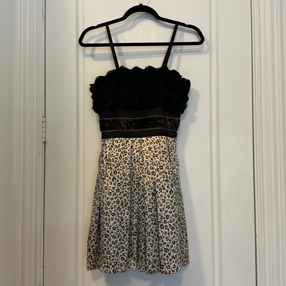 Elegant evening dress size 0. Sparkled roses on sleeveless or with sleeves.